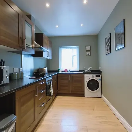 Spacious Duplex With 2 Bathrooms With Free Wi-fi, Parking And Keyless Access, Sleeps Up To 9 - Perfect For Groups *