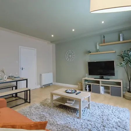 Spacious Duplex With 2 Bathrooms With Free Wi-fi, Parking And Keyless Access, Sleeps Up To 9 - Perfect For Groups