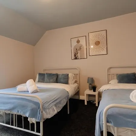 Spacious Duplex With 2 Bathrooms With Free Wi-fi, Parking And Keyless Access, Sleeps Up To 9 - Perfect For Groups *