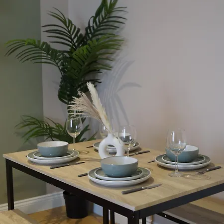 Lejlighed Spacious Duplex With 2 Bathrooms With Free Wi-fi, Parking And Keyless Access, Sleeps Up To 9 - Perfect For Groups Birmingham