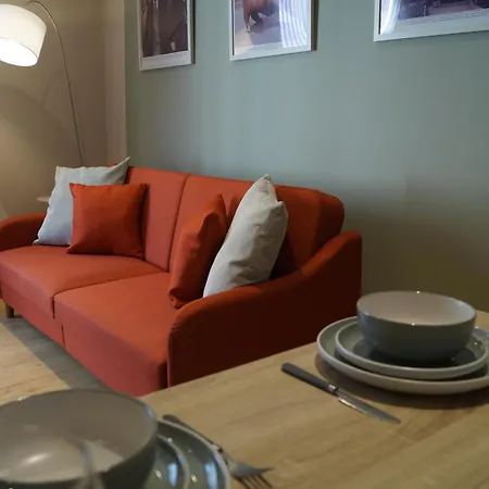 Spacious Duplex With 2 Bathrooms With Free Wi-fi, Parking And Keyless Access, Sleeps Up To 9 - Perfect For Groups * Birmingham