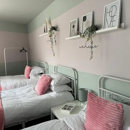 Lejlighed Spacious Duplex With 2 Bathrooms With Free Wi-fi, Parking And Keyless Access, Sleeps Up To 9 - Perfect For Groups *