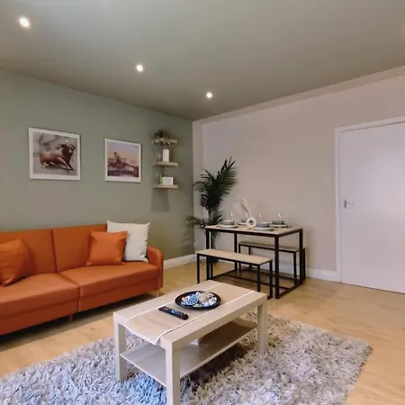 Spacious Duplex With 2 Bathrooms With Free Wi-fi, Parking And Keyless Access, Sleeps Up To 9 - Perfect For Groups