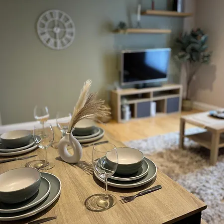 Spacious Duplex With 2 Bathrooms With Free Wi-fi, Parking And Keyless Access, Sleeps Up To 9 - Perfect For Groups Lejlighed