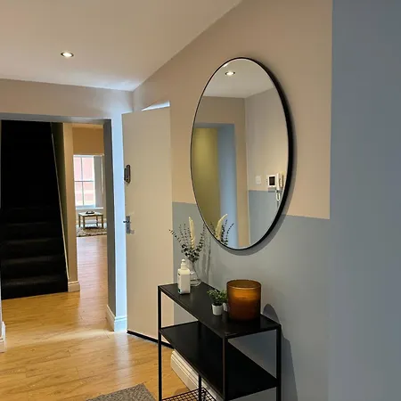 Lejlighed Spacious Duplex With 2 Bathrooms With Free Wi-fi, Parking And Keyless Access, Sleeps Up To 9 - Perfect For Groups *