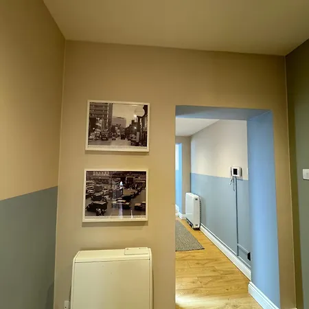 Spacious Duplex With 2 Bathrooms With Free Wi-fi, Parking And Keyless Access, Sleeps Up To 9 - Perfect For Groups Lejlighed *