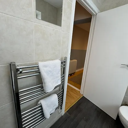 Spacious Duplex With 2 Bathrooms With Free Wi-fi, Parking And Keyless Access, Sleeps Up To 9 - Perfect For Groups Lejlighed