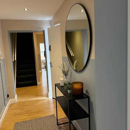 Lejlighed Spacious Duplex With 2 Bathrooms With Free Wi-fi, Parking And Keyless Access, Sleeps Up To 9 - Perfect For Groups